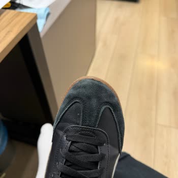 In Street Mağazasındaki Puma Kadın Spor Ayakkabısında Yağmur Sonrası Boya Sızıntısı Ve Renk Değişimi