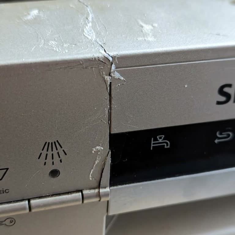 Siemens IQ300 Bulaşık Makinesinde Üst Panel Çatlaması İçin Ücretsiz Değişim Talebi
