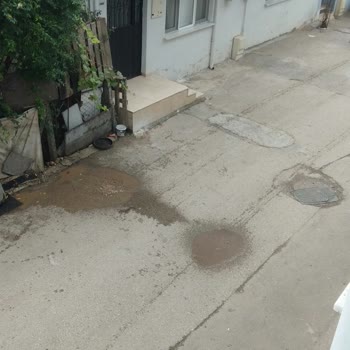 Bursa Osmangazi'de Çöp Kamyonunun Kapı Önünde Sıkma İşlemi Ve Kötü Koku