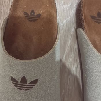 Fil Spor Adidas Terliğin İç Kısmındaki Mantar Bozulması Nedeniyle Değişim Veya İade Talebi