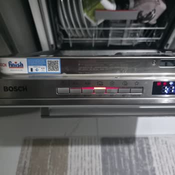 Bosch Bulaşık Makinesinde Ön Cam Çatlağı, Ücretsiz Tam Değişim Talebi