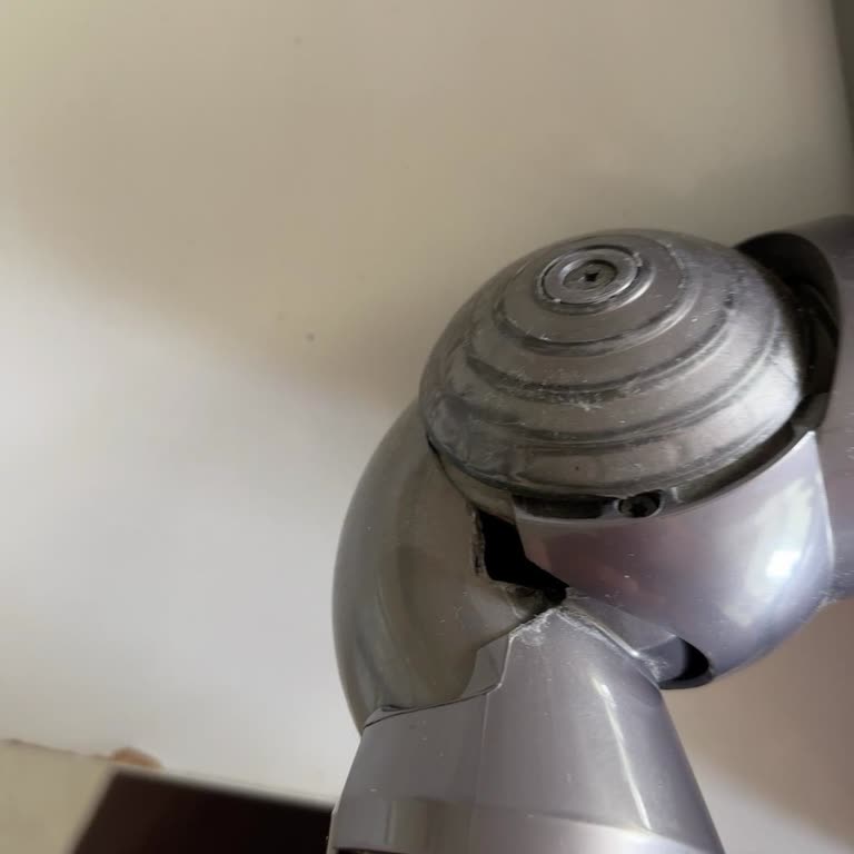 Garanti Süresi Devam Eden Dyson V8 Süpürgenin Eklem Başlığının Normal Kullanımda Kırılması Ve Garanti Dışı Değerlendirilmesi