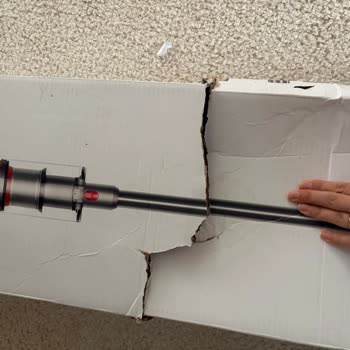Dyson V15 Süpürge Tetik Sorunu Ve Hasarlı Kutu İçin Değişim Talebi