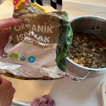 Feast Dönmüş Organik Ispanakta Dolap Kokusu Ve Bozulmuş Tat