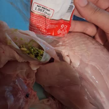 BİM Şubesinde Satılan Tazem Tavuk Göğsünün Hijyenik Olmayan Durumu