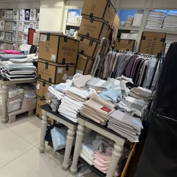 Neomarin Madame Coco Şubesinde Depo Gibi Kullanım Müşterileri Rahatsız Ediyor