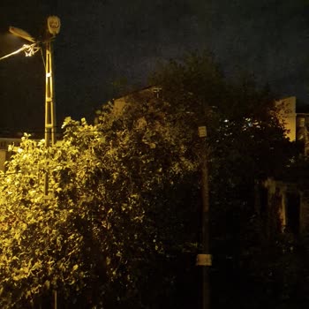 Pendik Velibaba Mahallesi’ndeki Yanmayan Sokak Lambası Güvenlik Endişesi Yaratıyor