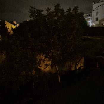 Pendik Velibaba Mahallesi’ndeki Yanmayan Sokak Lambası Güvenlik Endişesi Yaratıyor