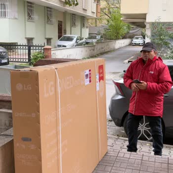Aras Kargo Ve Hepsiburada Dev Televizyonu Sokağa Bırakıp Eve Teslim Etmedi