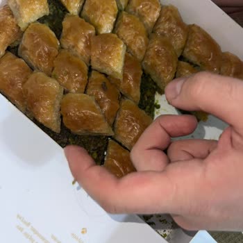 Ömer Güllüoğlu Baklavasından Çıkan Saç