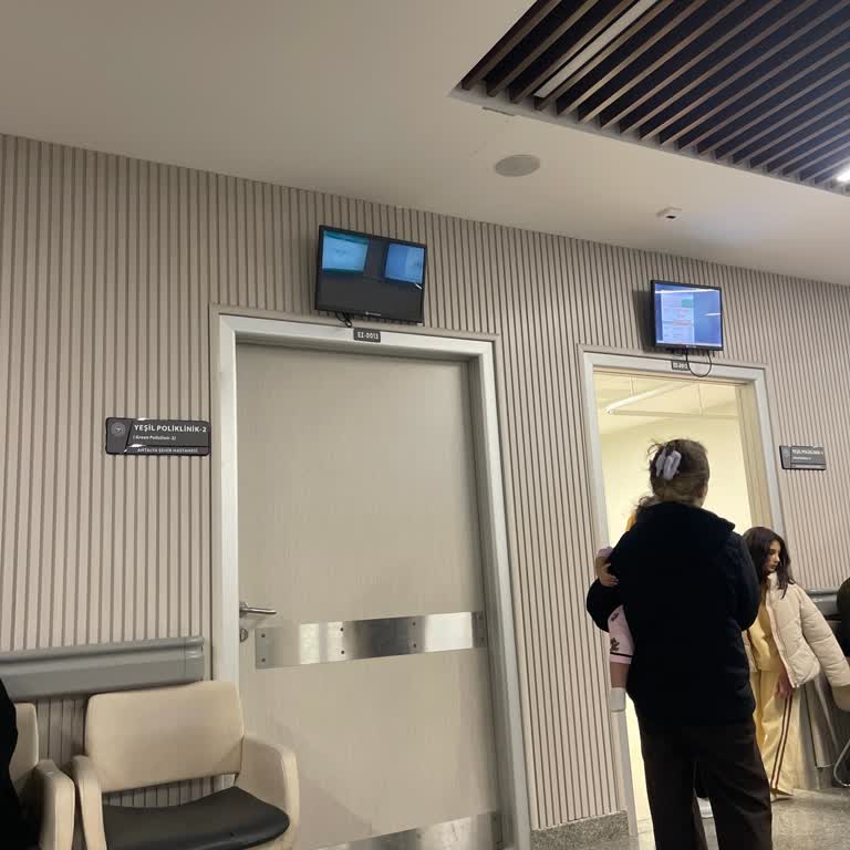 Antalya Şehir Hastanesinde Çocuk Acilde Ateşli Bebeğin Saatlerce Bekletilmesi