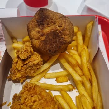 İzmir Optimum KFC Şubesinde Yanmış Ürünler Ve Yetersiz Hijyen İçin Telafi Eksikliği