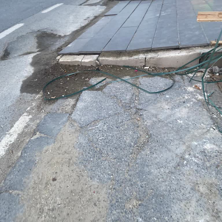 Esenyurt E5 Yan Yolunda Kaldırım İşgali Ve Yaya Güvenliği İhmali