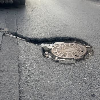 Gaziosmanpaşa'da Bozuk Rögar Kapakları Ve Çökmüş Asfaltlar Yol Güvenliğini Tehdit Ediyor