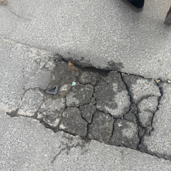 Gaziosmanpaşa'da Bozuk Rögar Kapakları Ve Çökmüş Asfaltlar Yol Güvenliğini Tehdit Ediyor