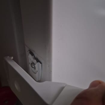 U*** UED 7246 Dikey Derin Dondurucunun Kapı Kolu Kırılması Garanti Kapsamında Ücretsiz Değişim Talebi