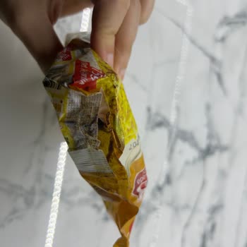 Kırık Ambalaj Ve Yağ Sızdıran İndomie Noodle Paketi Ücret İadesi Talebi