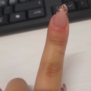 Melay Beauty Center Randevu Gecikmesi, Yanlış Tırnak Şekli Ve Kaba Davranış