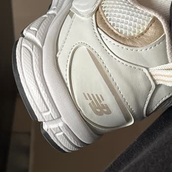 Intersport Ayıplı New Balance Ayakkabıda Baskı Hatası Ve Yetersiz Canlı Destek