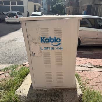 Kablo Net’in Açık Elektrik Panosu Çocukları Tehlikeye Atıyor