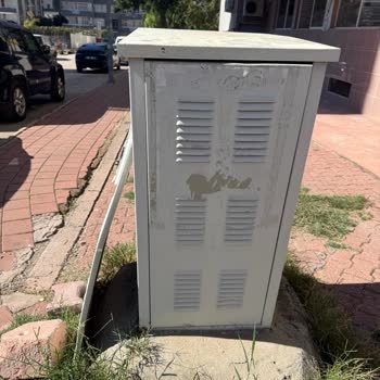 Kablo Net’in Açık Elektrik Panosu Çocukları Tehlikeye Atıyor