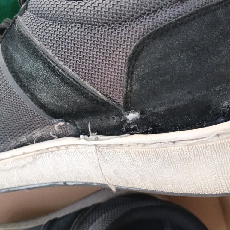 Deichmann Memphis One Ayakkabısında Üretim Hatası: Dikiş İplerinin Çabuk Kopması