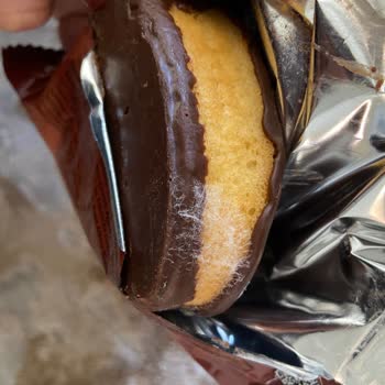 Eti Pop Kek'in Küf Ve Plastik Kokusu Sağlık Endişesi Yaratıyor