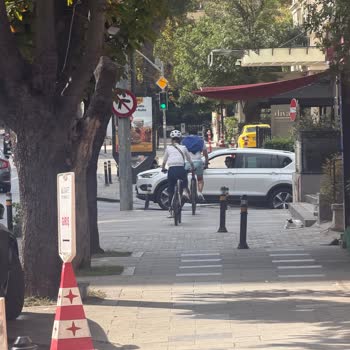Kadıköy Zühtüpaşa Mahallesi Kaldırımlarında Yayalar İçin Güvenlik Sorunu Ve Yetersiz Denetim