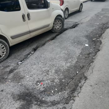 A** Galipbey Caddesi'ndeki Çökme Ve Asfalt Bozulması Yaya Güvenliğini Tehdit Ediyor
