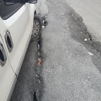 A** Galipbey Caddesi'ndeki Çökme Ve Asfalt Bozulması Yaya Güvenliğini Tehdit Ediyor