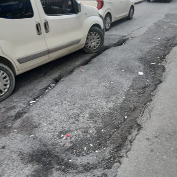 Gaziosmanpaşa’da Halkbank Şubesinin Önündeki Çökme Yaşlı Yayaları Tehlikeye Sokuyor