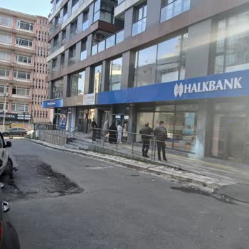 Gaziosmanpaşa’da Halkbank Şubesinin Önündeki Çökme Yaşlı Yayaları Tehlikeye Sokuyor