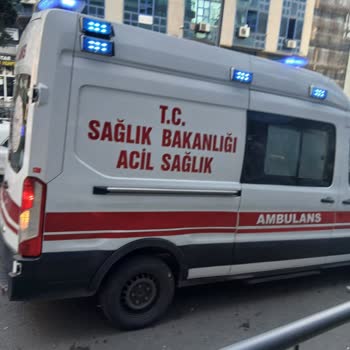 Gaziosmanpaşa’da Halkbank Şubesinin Önündeki Çökme Yaşlı Yayaları Tehlikeye Sokuyor