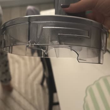 Kırık Kapak Ve Aşınmış Bıçaklı Yeni Mutfak Robotu İçin Mağaza Müdürünün Değişim Reddine Karşı Şikayet