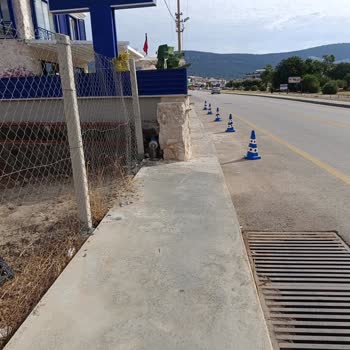 Didim Akbük Mahallesinde İşletmeler Tarafından Kaldırımların İşgali Ve Yaya Güvenliği Sorunu