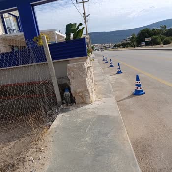 Didim Akbük Mahallesinde İşletmeler Tarafından Kaldırımların İşgali Ve Yaya Güvenliği Sorunu