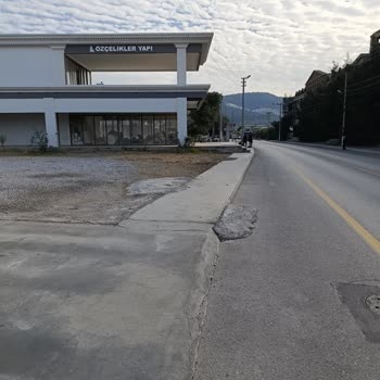 Didim Akbük Mahallesinde İşletmeler Tarafından Kaldırımların İşgali Ve Yaya Güvenliği Sorunu