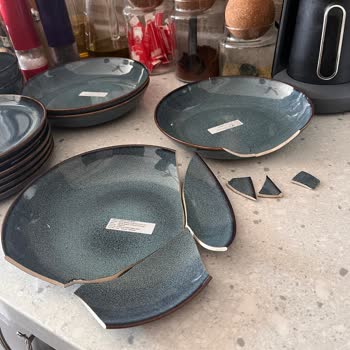 IKEA Siparişindeki Kırık Tabaklar Seti Kullanılamaz Hale Getirdi