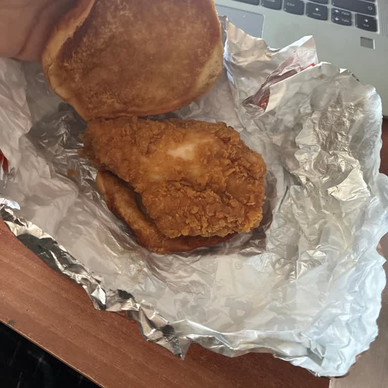 Popeyes Eyüppark Şubesinde Ekstra Malzeme Ve Sos Eksikliği Şikayeti