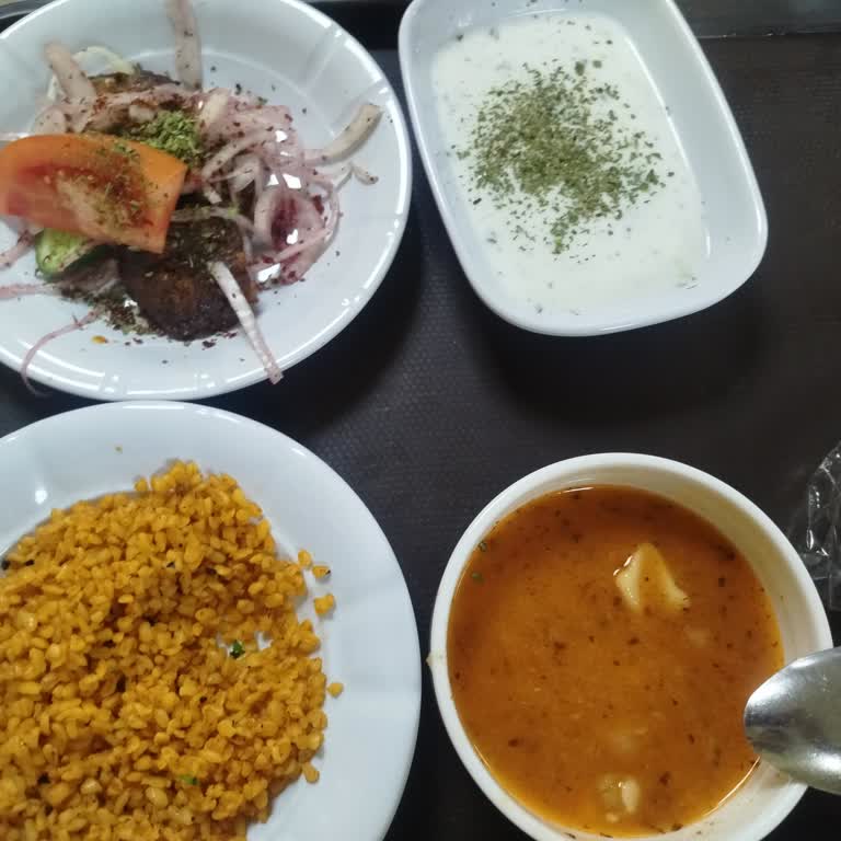 Kredi Ve Yurtlar Kurumu Yemekhanede Aşırı Tuzlu Ve Baharatlı Yemekler