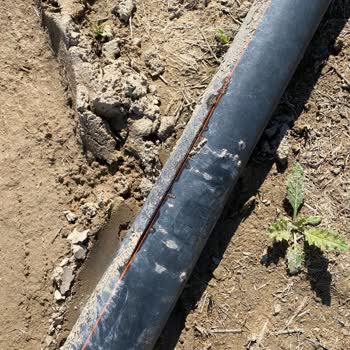 Medaş Elektrik Personelinin Dikkatsizliği Sulama Borusunun Patlamasına Neden Oldu