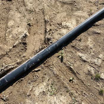 Medaş Elektrik Personelinin Dikkatsizliği Sulama Borusunun Patlamasına Neden Oldu