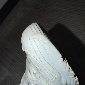 SuperStep Temizleme Spreyi Yanıltıcı Etiket Nedeniyle Skechers Ayakkabısını Eritti, Destek Yok
