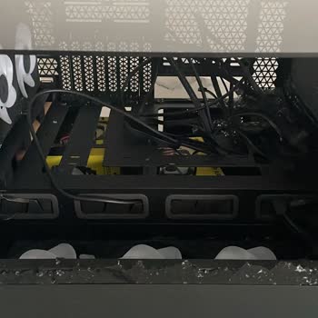 DHL Ecommerce Türkiye Gelen Corsair 6500X Kasanın Camı Kırık Ve Kutusu Islanmış