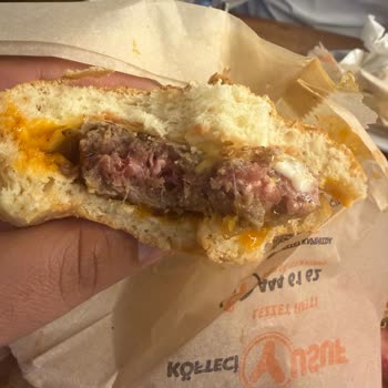 Köfteci Yusuf Şubesinde Çiğ Hamburger Nedeniyle Mide Bulantısı Ve Kusma Şikayeti