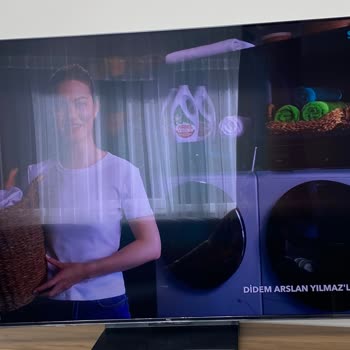 Mavi Çizgili TCL 65C7L Mini LED Televizyonun Arızası: Değişim Ya Da Ücret İadesi Talebi