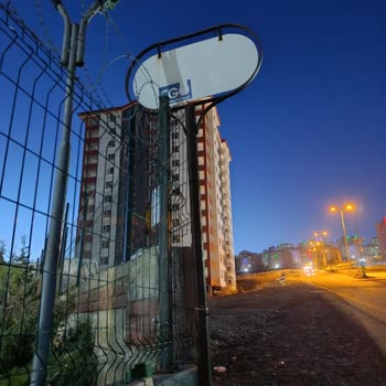 Ankara Büyükşehir Belediyesi Mamak'ta Belediye Bankı Önünde Yetersiz Aydınlatma Ve Durak Eksikliği