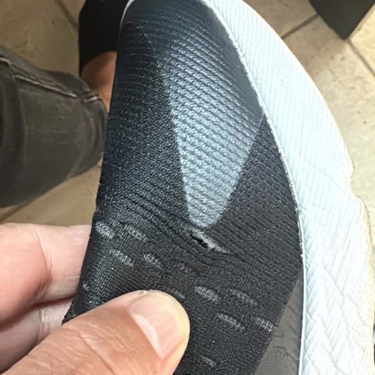 Nike Air Max 270 Üst Filesindeki Yırtılma İçin Garanti Değişimi Talebi