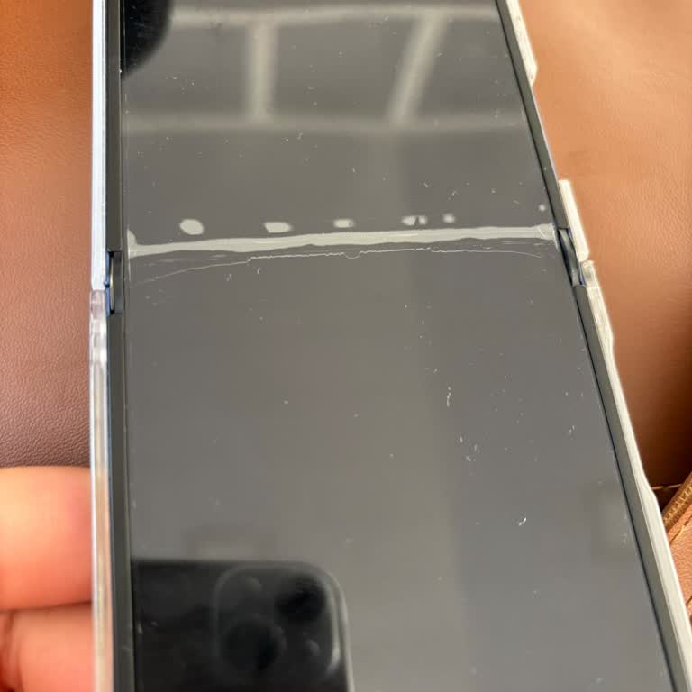 Samsung Galaxy Z Flip 7 Ekran Katlama Çizgisi Hasarı Garanti Kapsamında Olmalı