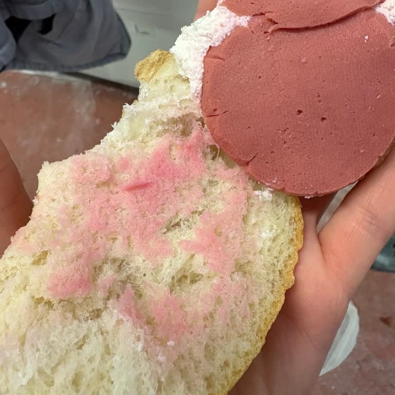 Salamın Pembe Renk Vermesi Tüketiciyi Endişelendiriyor